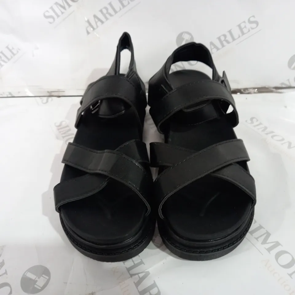 UNBANDED BLACK SANDLES SIZE 41