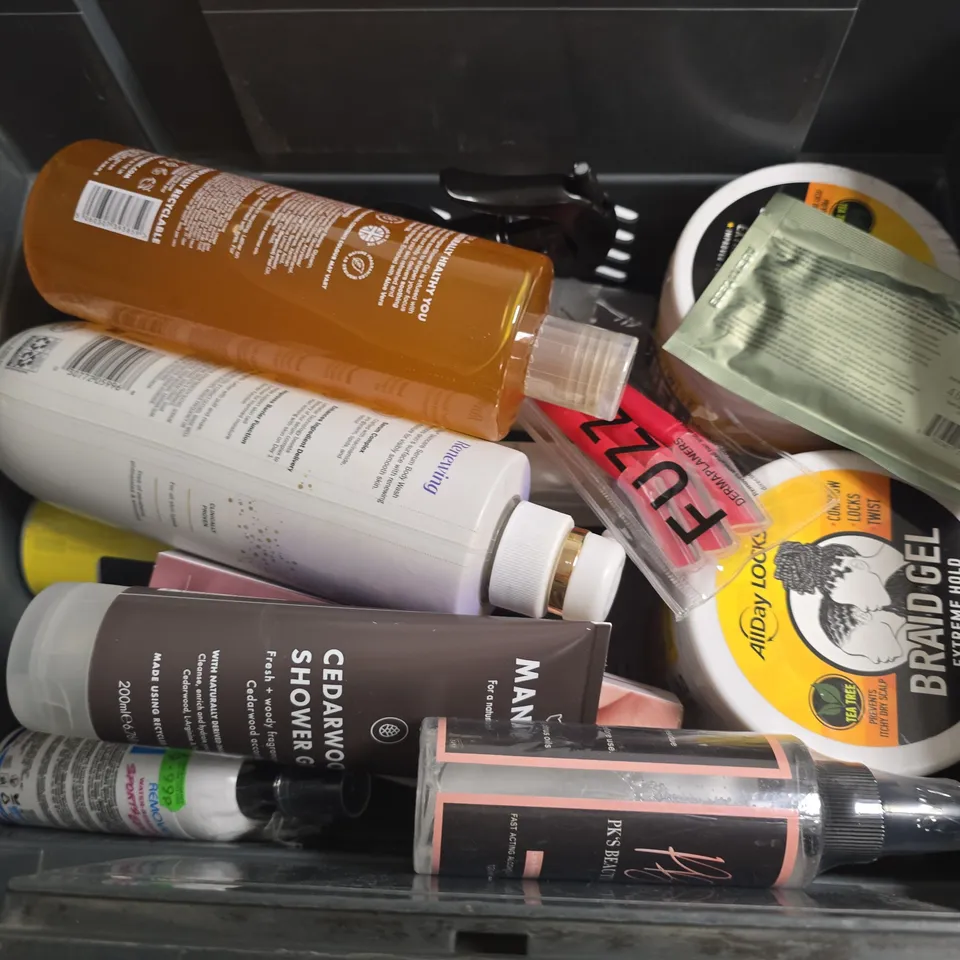 APPROXIMATELY 15 ASSORTED HEALTH & BEAUTY PRODUCTS TO INCLUDE BRAID GEL, OLAY RENEWING RETINOL SERUM, MANCAVE SHOWER GEL, ETC - COLLECTION ONLY