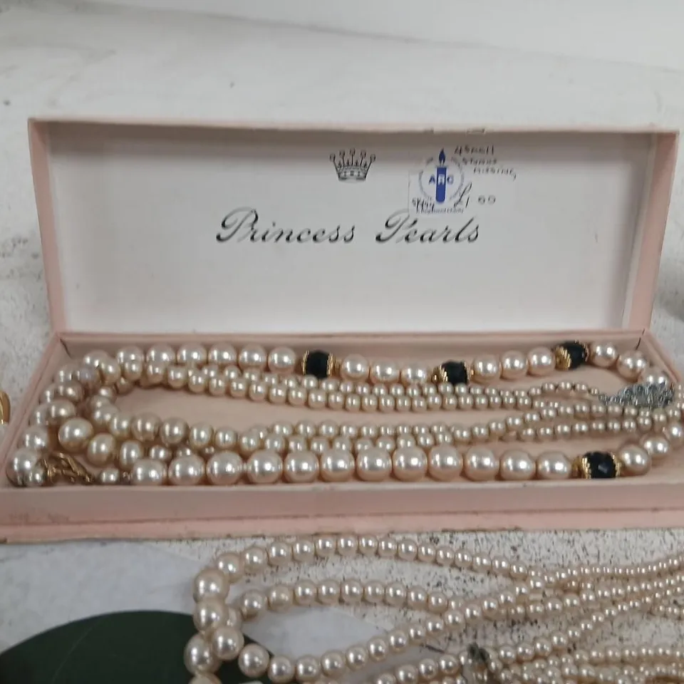 ASSORTED PEARL & COSTUME JEWELLERY LOT – NECKLACES, BRACELETS & BROOCHES