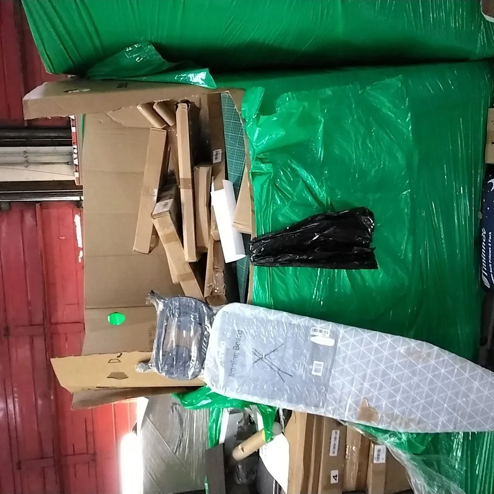 PALLET OF ASSORTED ITEMS TO INCLUDE: ITISLL SPRAYERS, MIXER TAP, SPRINKLER, CEILING LIGHT, IRONING BOARD ETC
