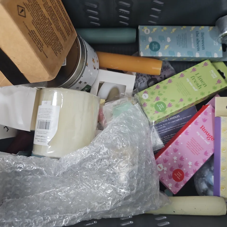 APPROXIMATELY 10 ASSORTED HOUSEHOLD ITEMS TO INCLUDE SCENTED WAX MELTS, CANDLES, ETC