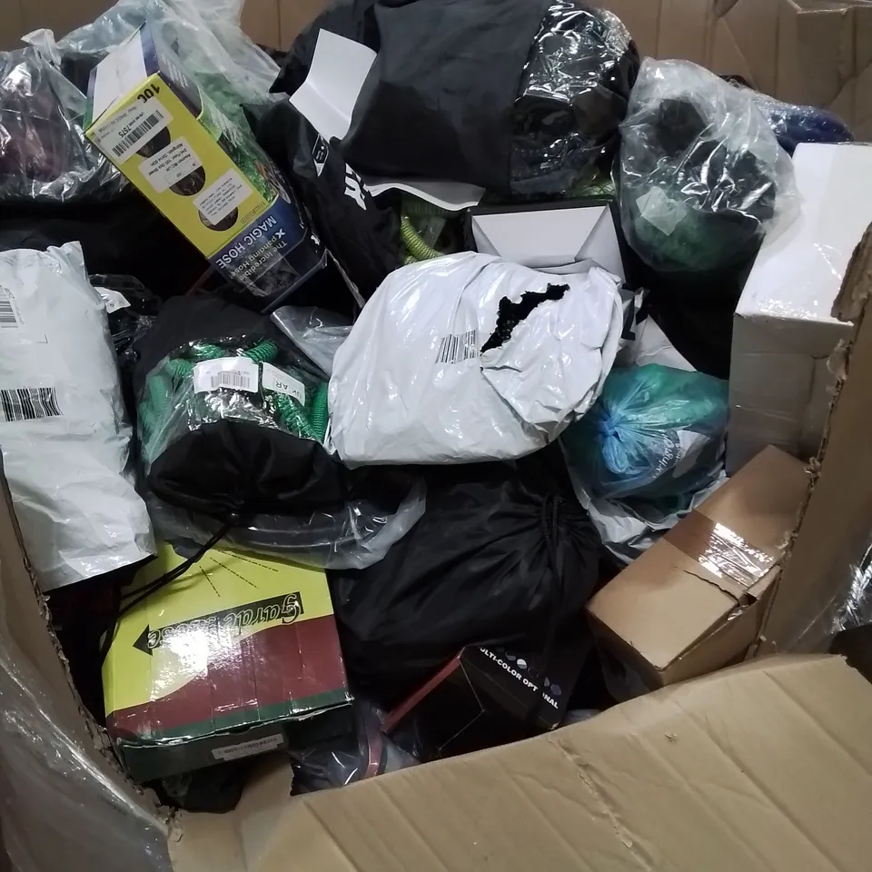 PALLET CONTAINING A LARGE ASSORTMENT OF GARDEN HOSES - BRANDS MAY VARY