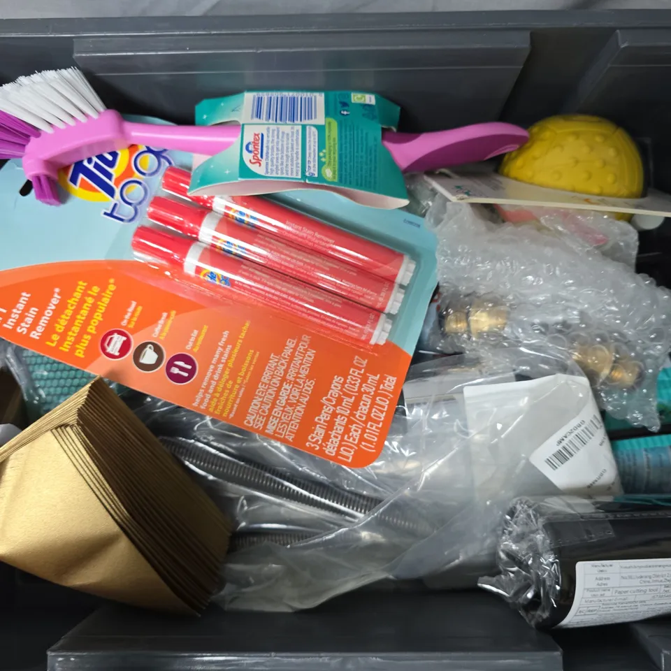 APPROXIMATELY 15 ASSORTED HOUSEHOLD ITEMS TO INCLUDE TIDE TO GO, WILLY & DILLY CHICKEN SCENT BALL, MOSQUITO REPELLENT BAND, ETC