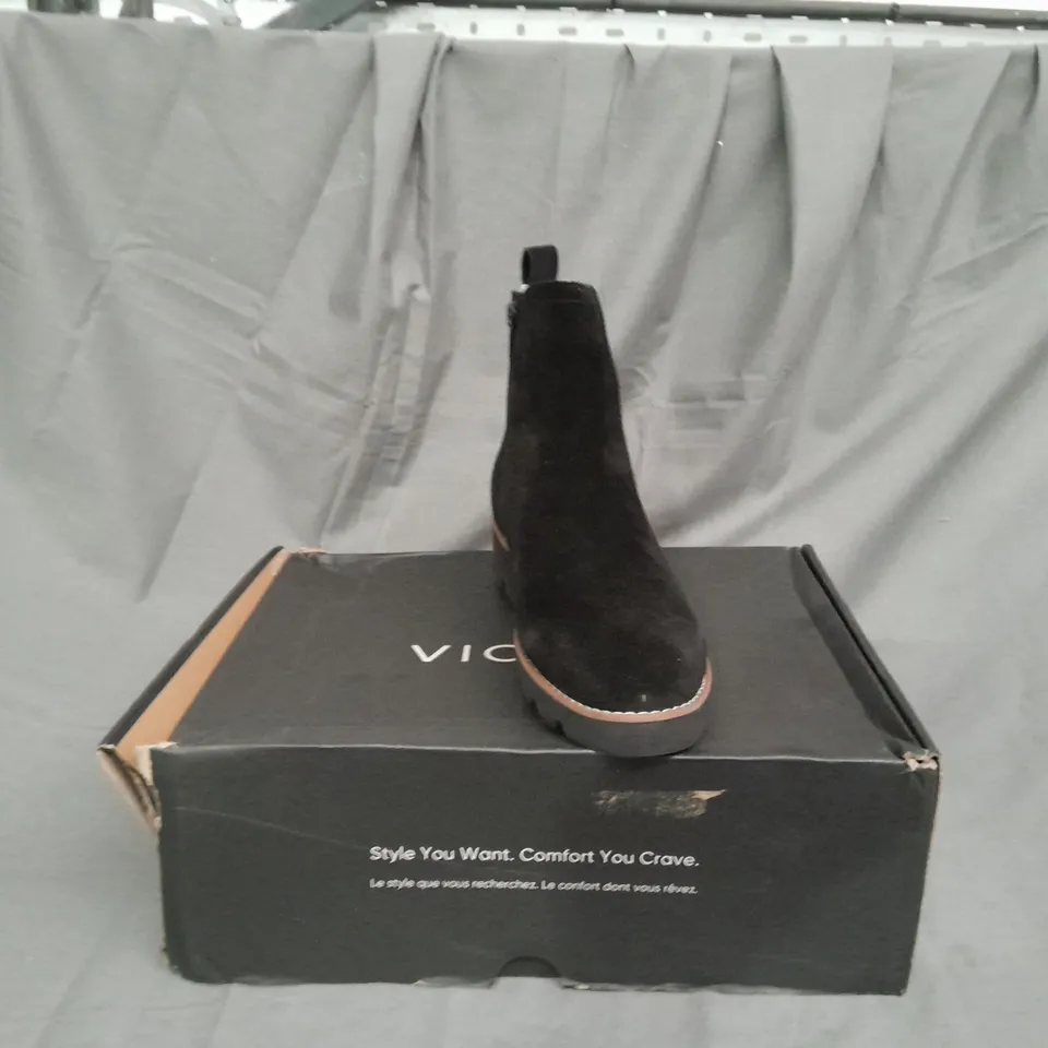 BOXED PAIR OF VIONIC CHARM BRIGHTON CHELSEA BOOTS IN BLACK SIZE 5