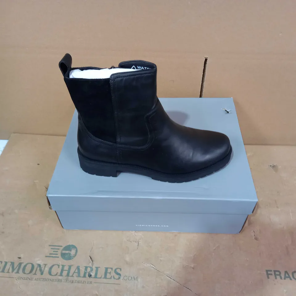 BOXED PAIR OF VIONIC BOOTS - SIZE 6