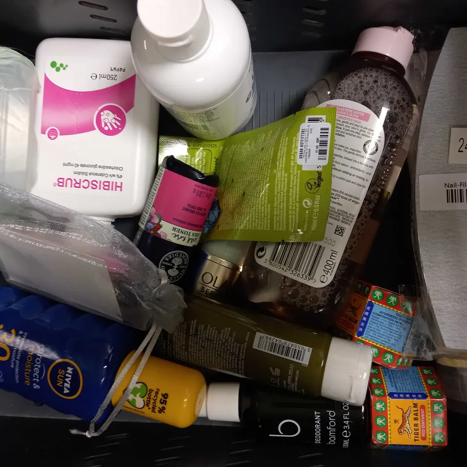 LOT OF APPROXIMATELY 20 ASSORTED HEALTH & BEAUTY ITEMS, TO INCLUDE FACE MASKS, MICELLAR WATER, L'OREAL SHAMPOO, ETC