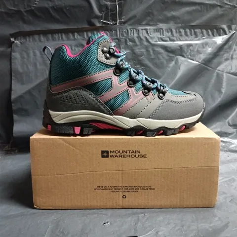 BOXED PAIR OF MOUNTAIN WAREHOUSE OSCAR 2 KIDS WALKING BOOTS IN TEAL SIZE UK 1