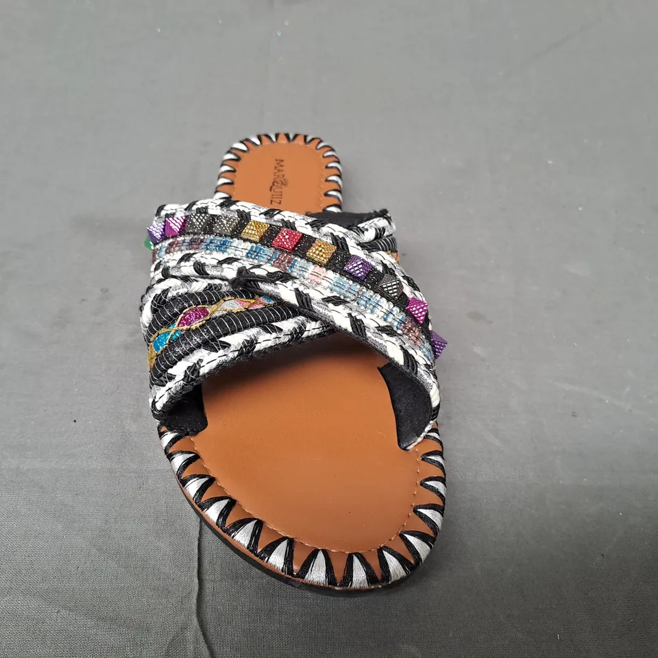 BOXED PAIR OF MARQUIIZ OPEN TOE CROSS-OVER FLAT SANDALS IN MULTICOLOUR W. STUDS EU SIZE 38