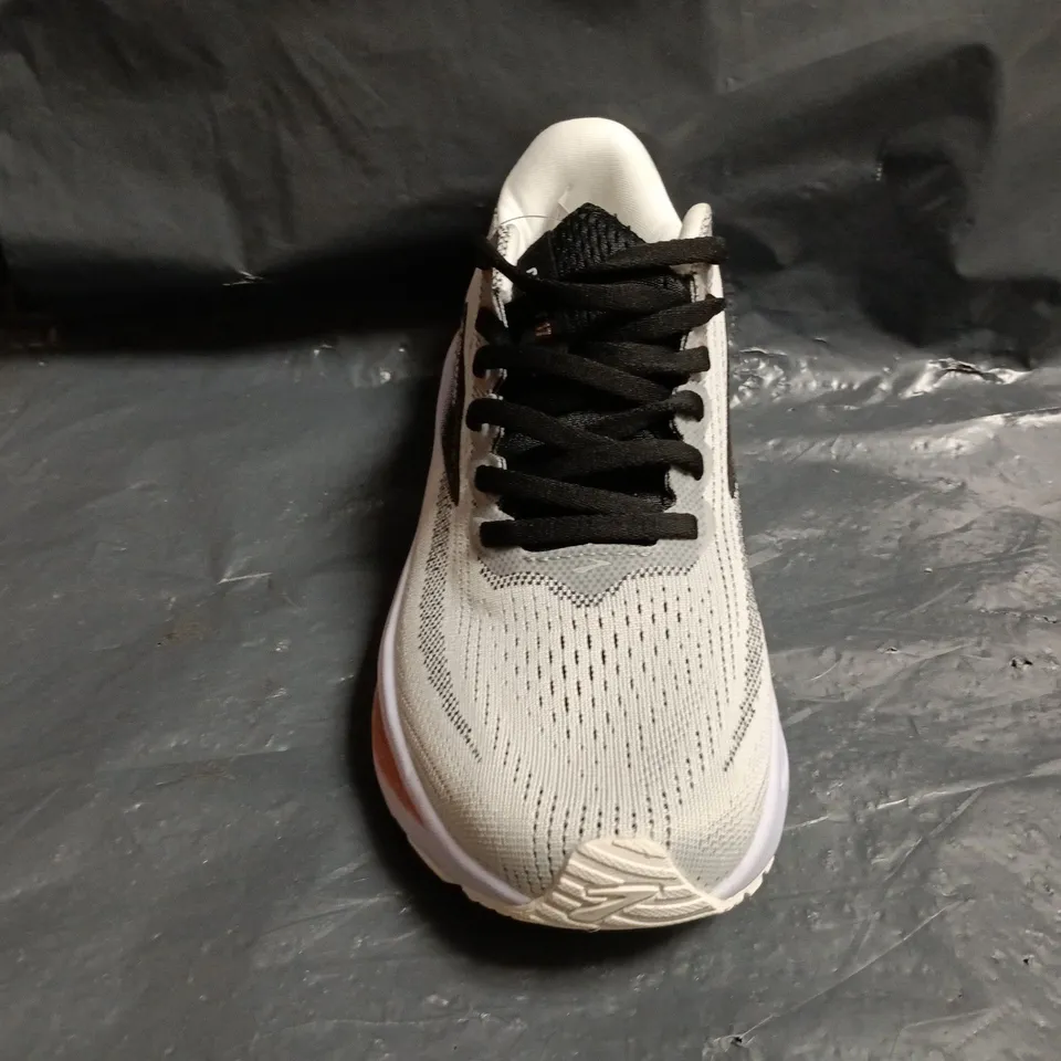 PAIR OF BROOKS GHOST TRAINERS IN LIGHT GREY/MULTI SIZE UK 4.5