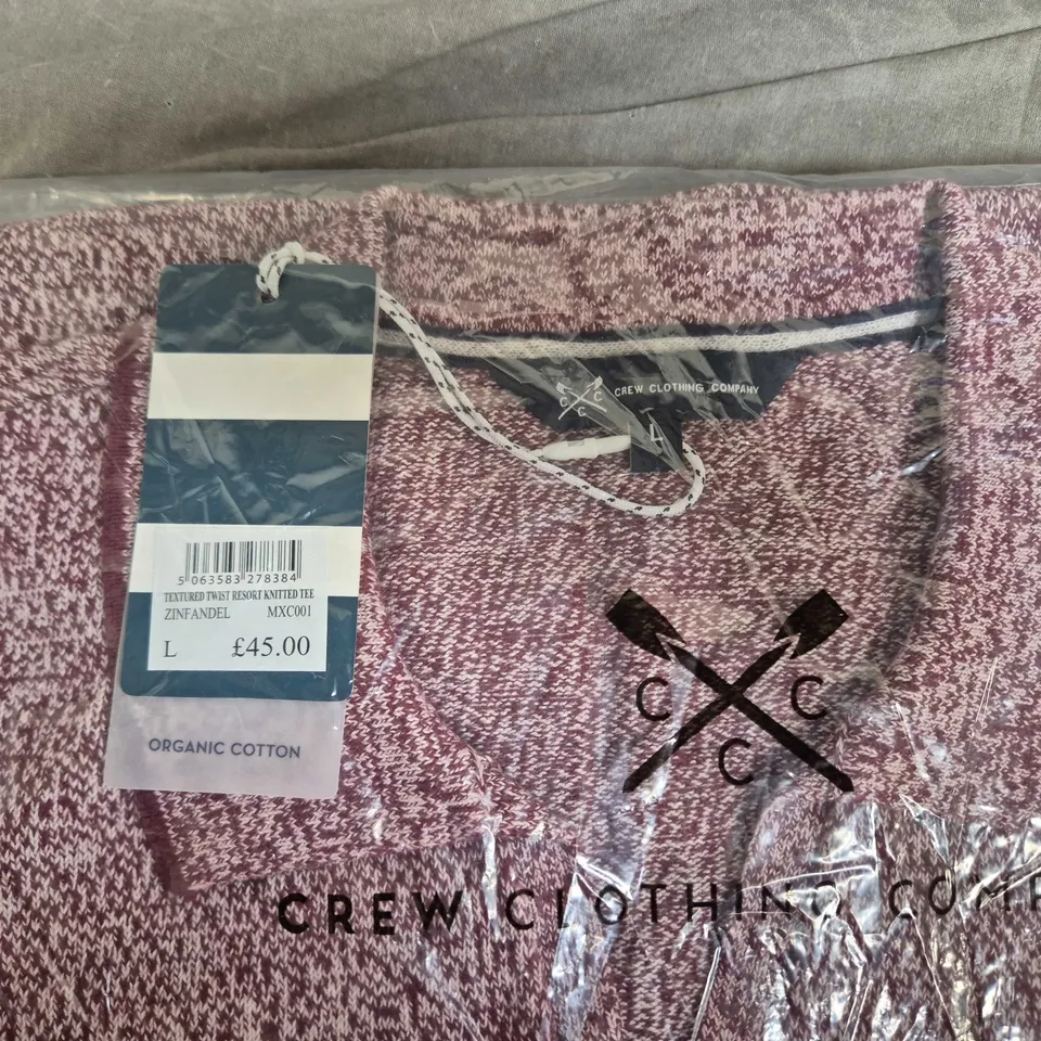 CREW CLOTHING COMPANY TEXTURED TWIST RESORT KNITTED TEE – ZINFANDEL, UK SIZE L