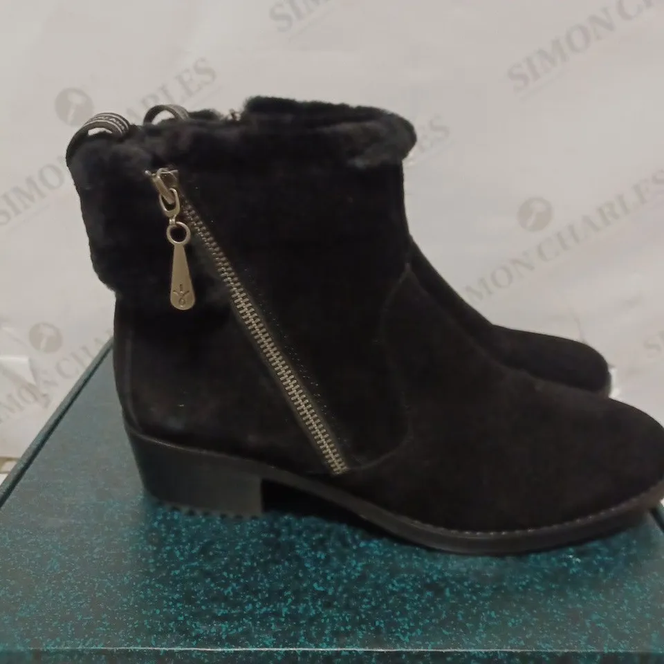 EMU AUSTRAILIA MERCK BLACK ZIP UP BOOTS - SIZE 9