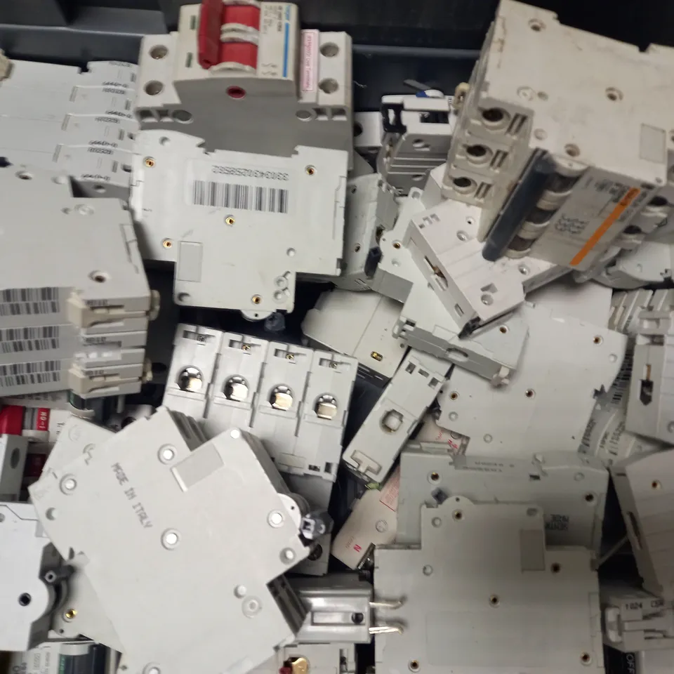 APPROXIMATELY 20 ASSORTED FUSE SWITCHES