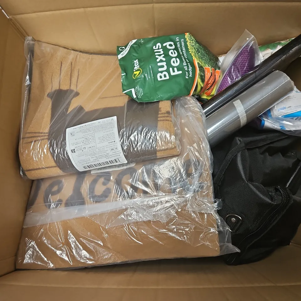 BOX OF APPROXIMATELY 12 ASSORTED HOUSEHOLD ITEMS TO INCLUDE - CLEAR MOVING BAGS, EVORA FULL MASK, AND INFLATABLE SLEEPING PAD ETC. 