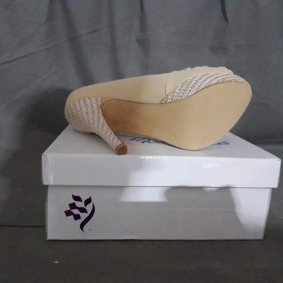 APPROXIMATELY 10 BOXED PAIR OF LAVANDA HEELED SHOES IN VARIOUS SIZES TO INCLUDE SIZE 37EU 