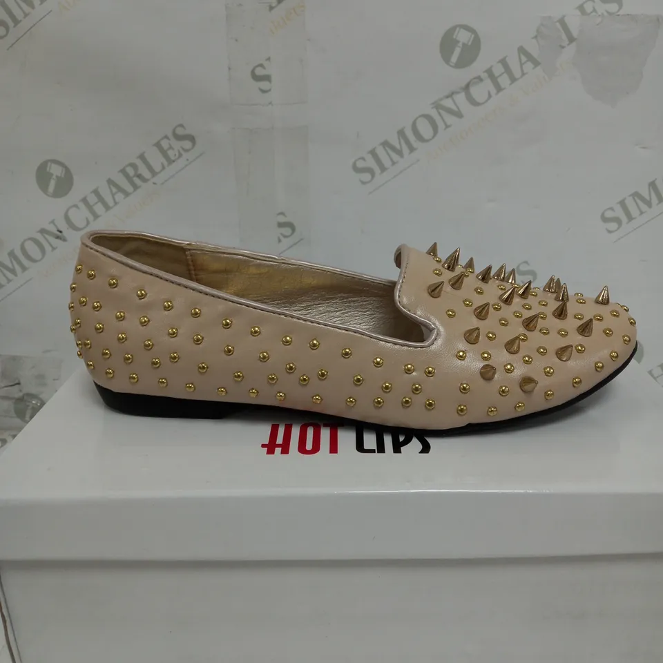 BOX OF APPROXIMATELY 5 PAIRS OF SHOES TO INCLUDE GOLD HEELS, LOW SPIKED SHOES, PLATFORM BLACK & WHITE SANDALS ETC