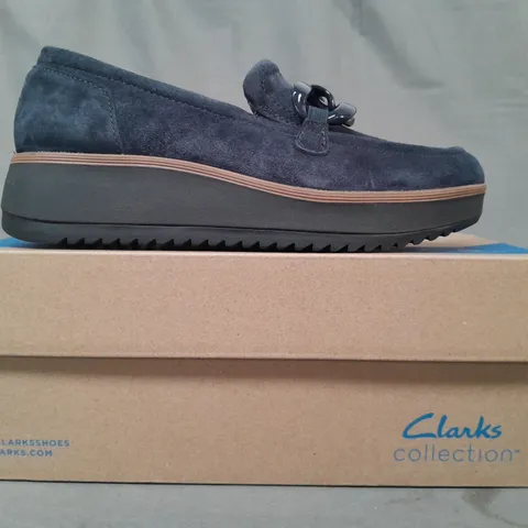 BOXED PAIR OF CLARKS ZYLAH MAY LOAFERS IN NAVY W. CHAIN DETAIL UK SIZE 5