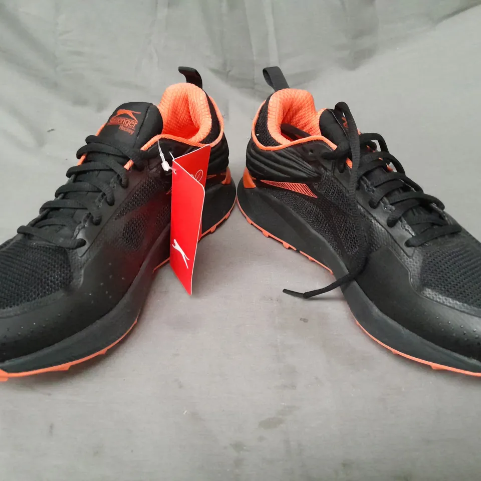 BOXED PAIR OF SLAZENGER SHOES IN BLACK/ORANGE UK SIZE 9