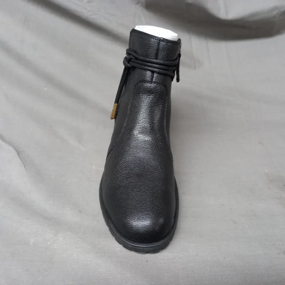 BOXED PAIR OF STRIVE LAMBETH BOOTS IN BLACK SIZE 4
