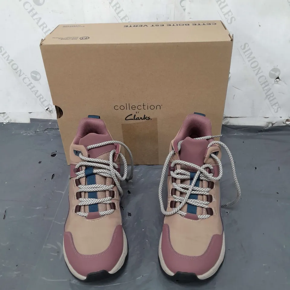 BOXED PAIR OF CLANKS JAUNT LO BOOTS TAUPE COMBINATION UK 7