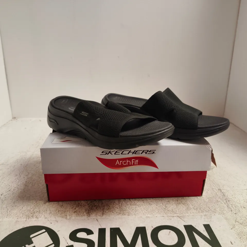 SKECHERS ARCH FIT SANDALS – BLACK, BOXED UK 7