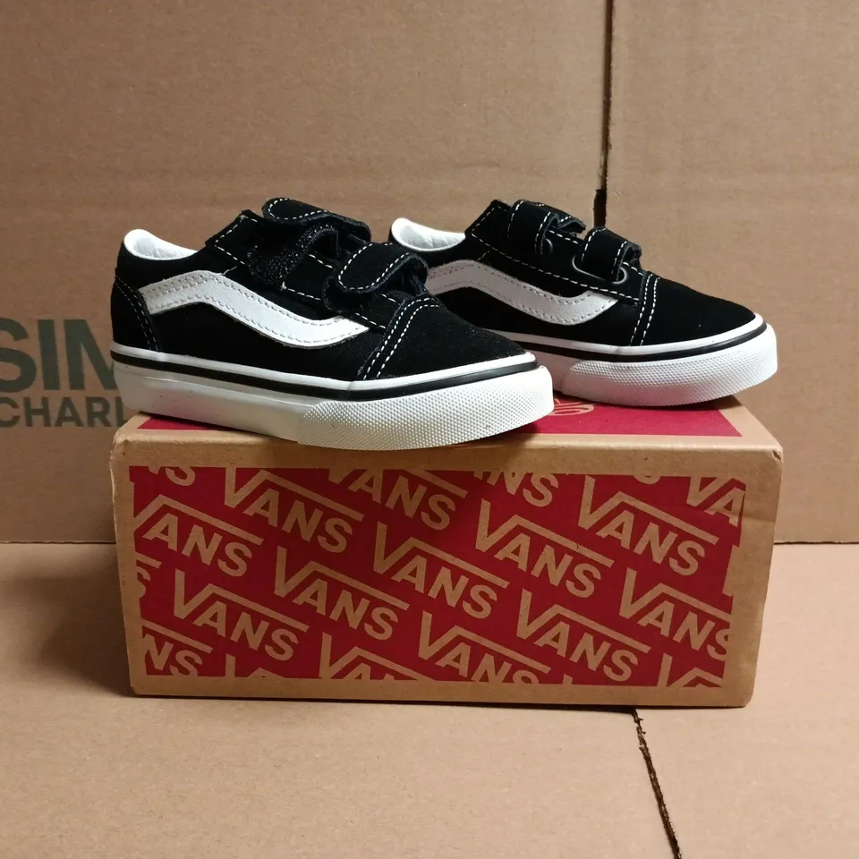 BOXED PAIR OF VANS KID'S OLD SKOOL V SHOES IN BLACK/WHITE SIZE UK 6