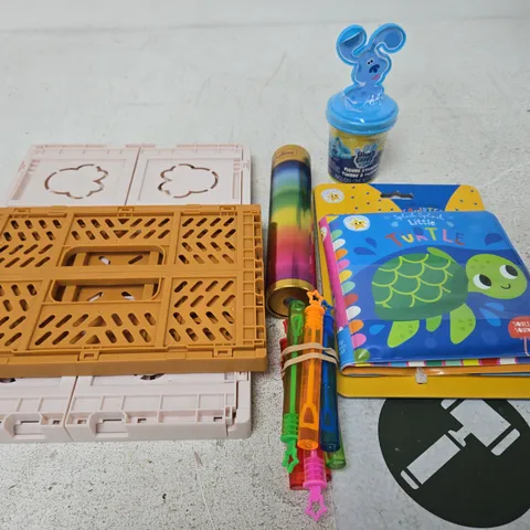 APPROXIMATELY 10 ASSORTED TOYS AND GAMES TO INCLUDE PLAY PIT BALLS, BUBBLE CONTAINERS, BATH BOOK ETC