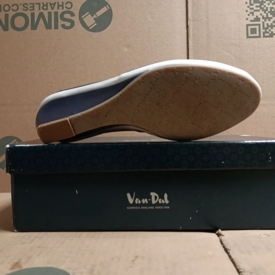 BOXED PAIR OF VAN DAL FLORIDA II PEEP TOE WEDGE SHOES IN MIDNIGHT COMBI SIZE 5.5