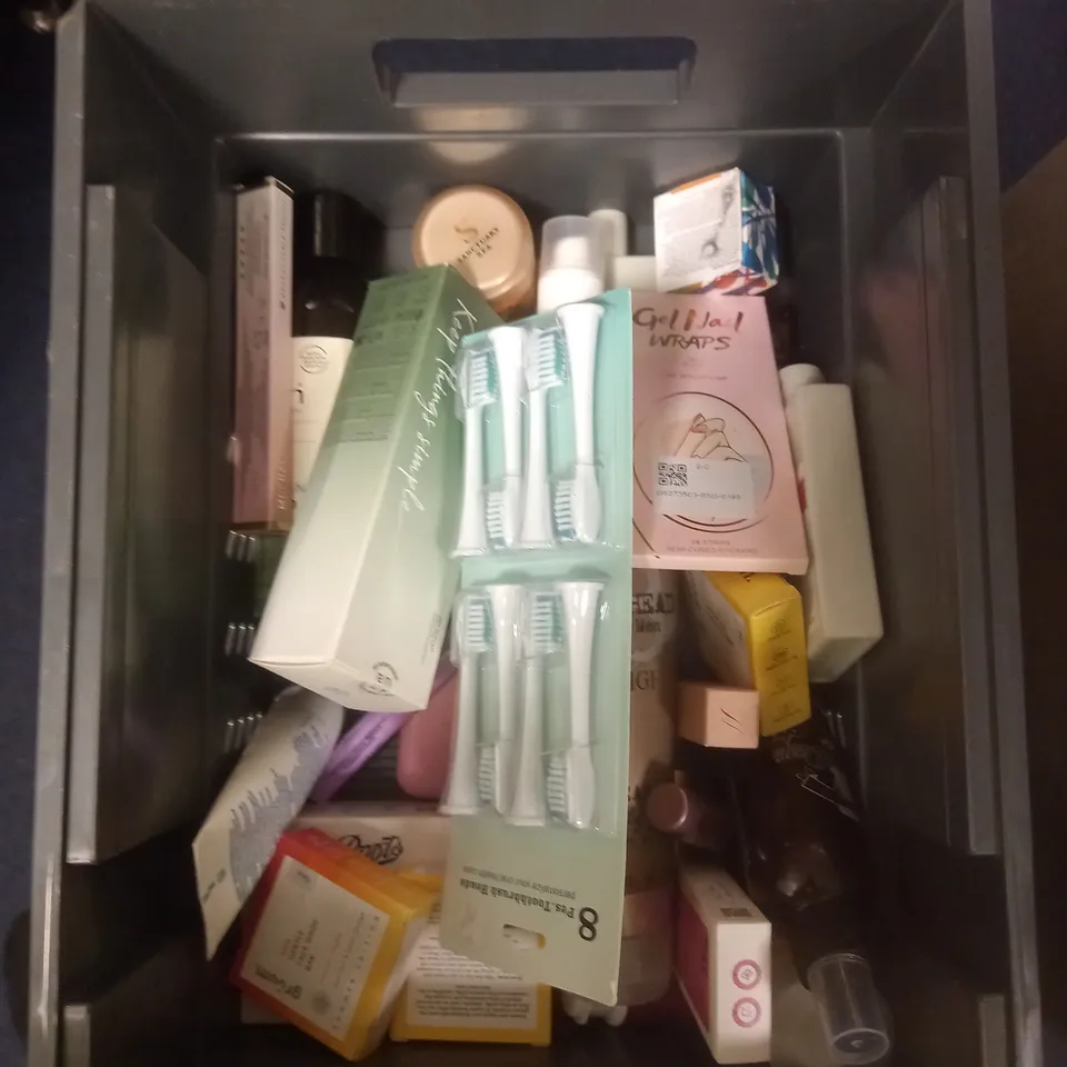 APPROXIMATELY 20 ASSORTED COSMETICS PRODUCTS TO INCLUDE - NIVEA MEN FACE WASH - ELF POWER GRIP PRIMER - DOVE BODY WASH - ETC 