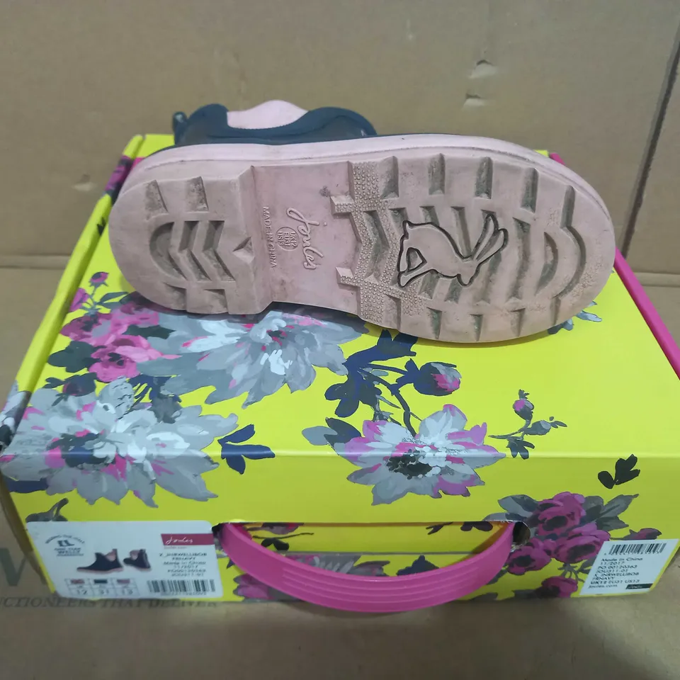 BOXED PAIR OF JOULES WELLINGTONS IN NAVY/PINK UK SIZE 12