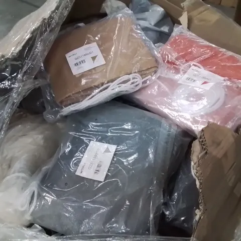 PALLET CONTAINING LARGE QUANTITY OF SHADE SAILS -VARIOUS COLOURS-