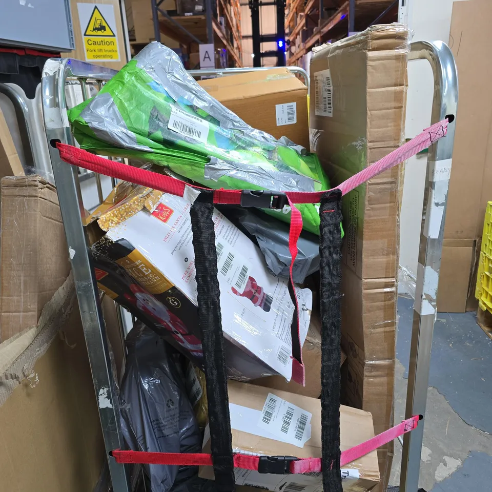 CAGE OF APPROXIMATELY 12 ASSORTED HOUEHOLD ITEMS TO INCLUDE CHRISTMAS ORNAMENTS ETC