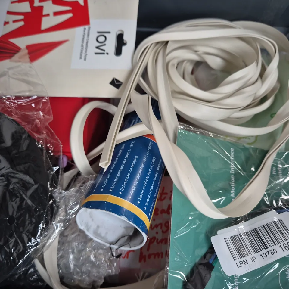 APPROXIMATELY 10 ASSORTED HOUSEHOLD ITEMS TO INCLUDE OVEN & GRILL CLEANER, DOODLEBONE COLLAR, ETC