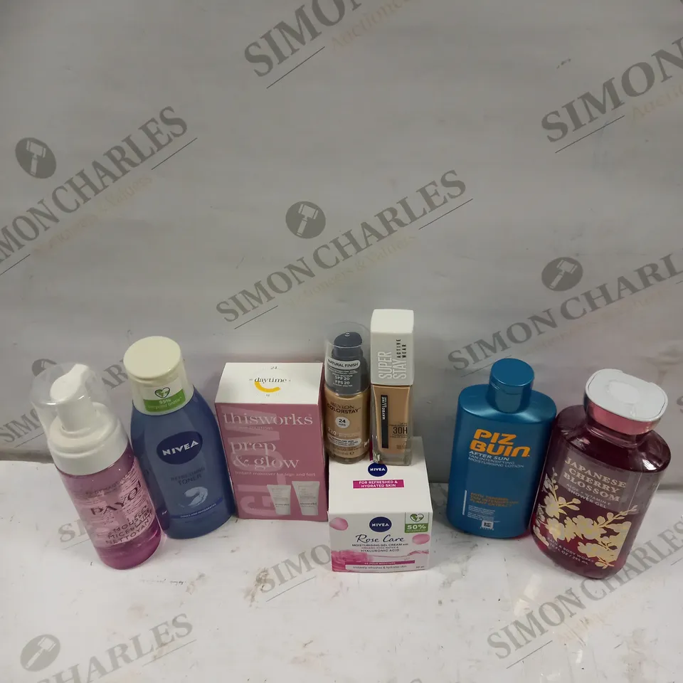 LOT TO CONTAIN APPROXIMATELY 20 ASSORTED WOMENS SKINCARE AND BEAUTY PRODUCTS, INCLUDES MAKEUP, SHOWER GEL & TONER 