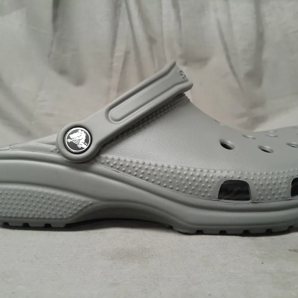 BOXED PAIR OF CROCS CLASSICS IN GREY UK SIZE M8/W9 