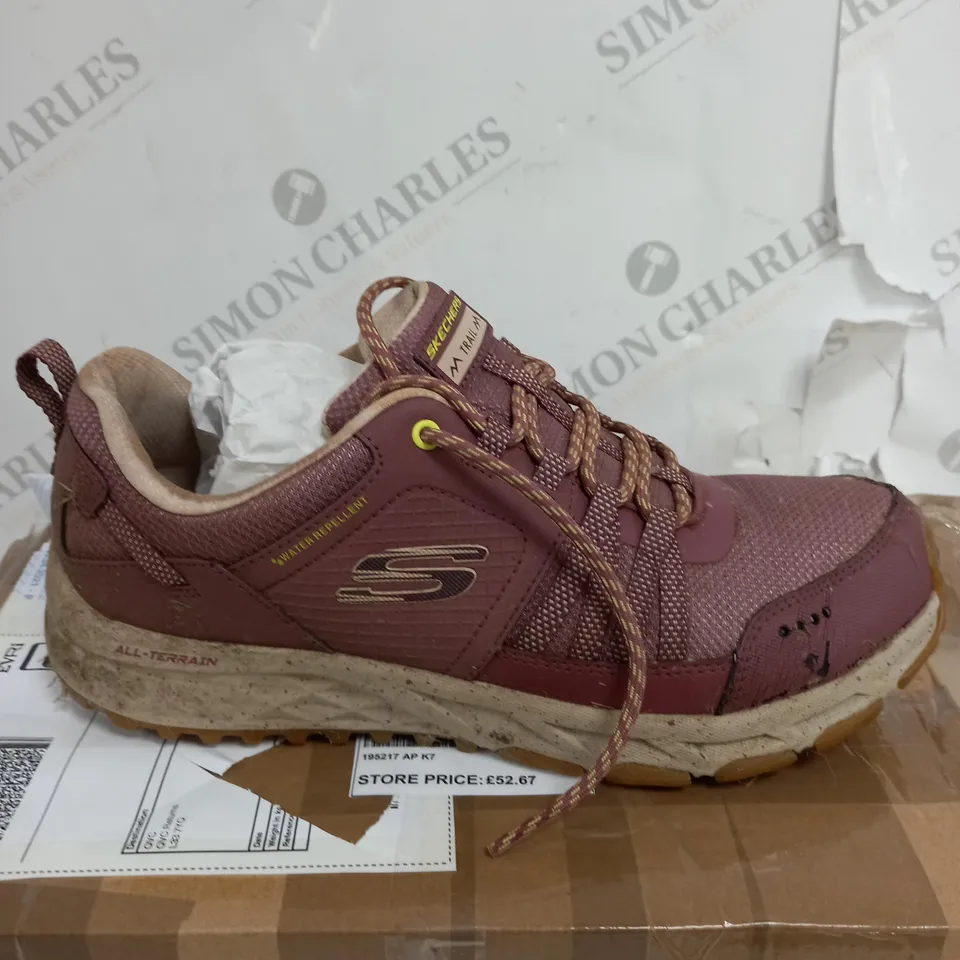 BOXED SKETCHERS ESCAPE TRAINERS IN BURGUNDY - SIZE 7 