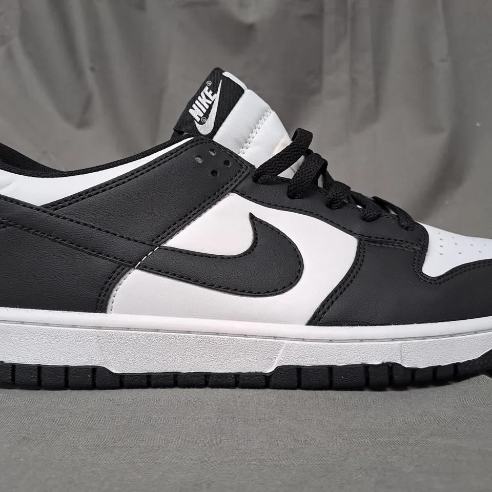 PAIR OF NIKE TRAINERS IN BLACK/WHITE UK SIZE 8.5