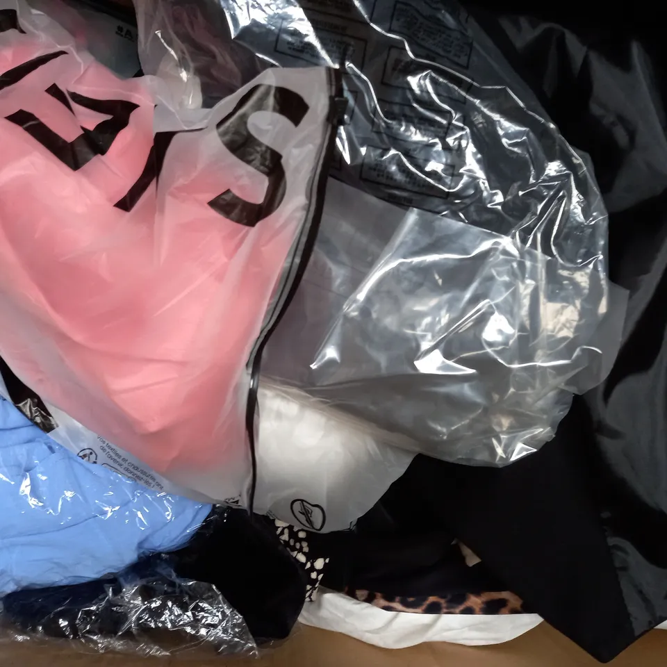 BOX OF APPROXIMATELY 20 ASSORTED CLOTHING AND FASHION ITEMS IN VARIOUS COLOURS, STYLES, AND SIZES - COLLECTION ONLY