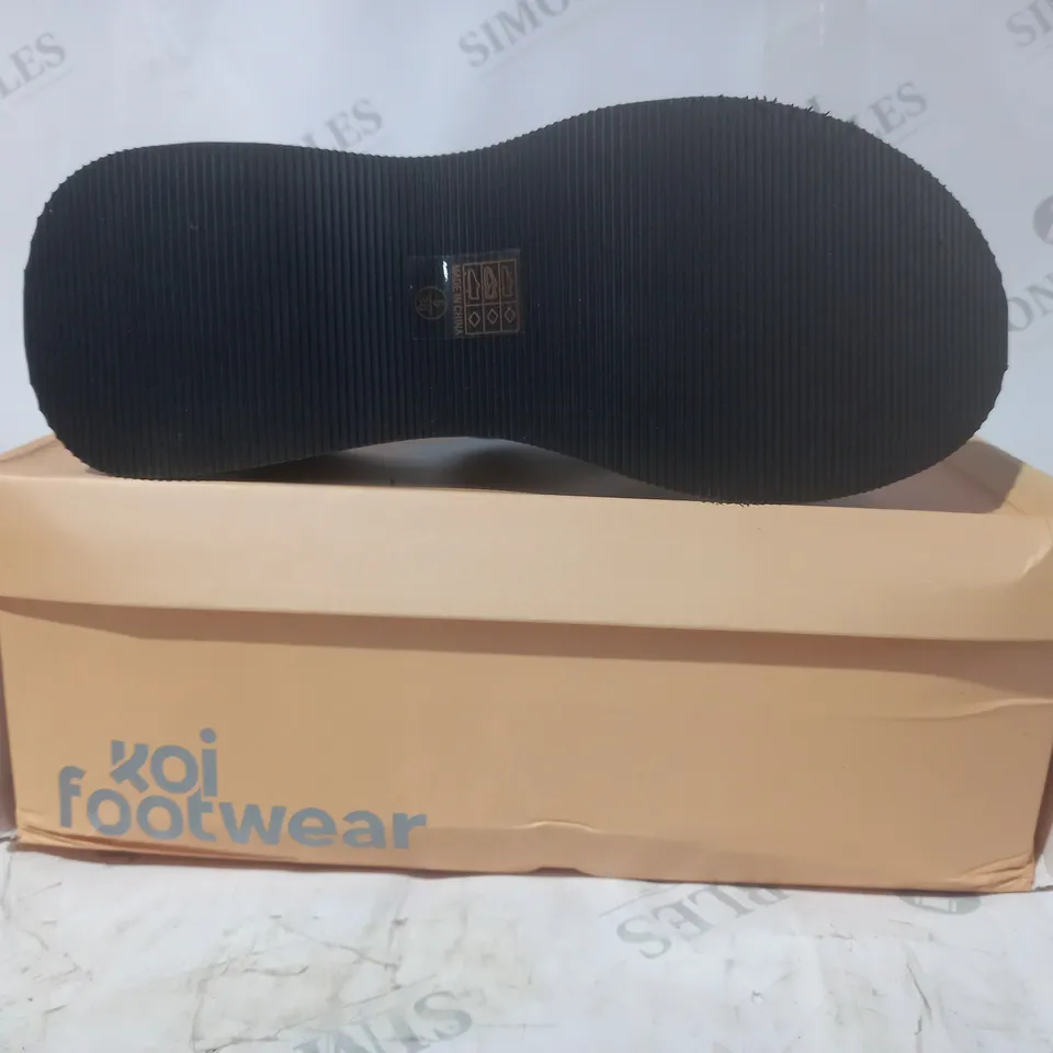 BRAND NEW BOXED PAIR OF KOI VEGAN LEATHER NO CUDDLES BEAR FLATFORM THONG SANDALS IN BLACK UK SIZE 5