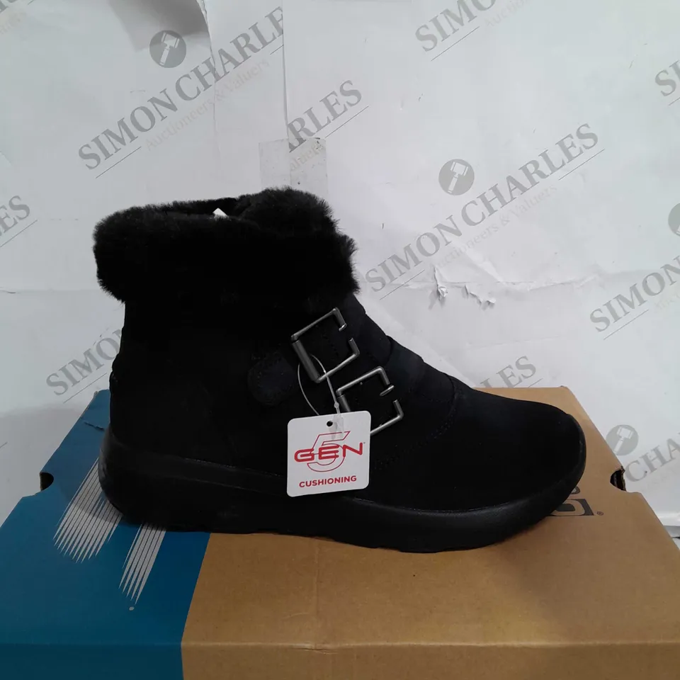 BOXED SKECHERS WINTER ON THE GO FAUX FUR TRIM BOOTS, BLACK - SIZE 4