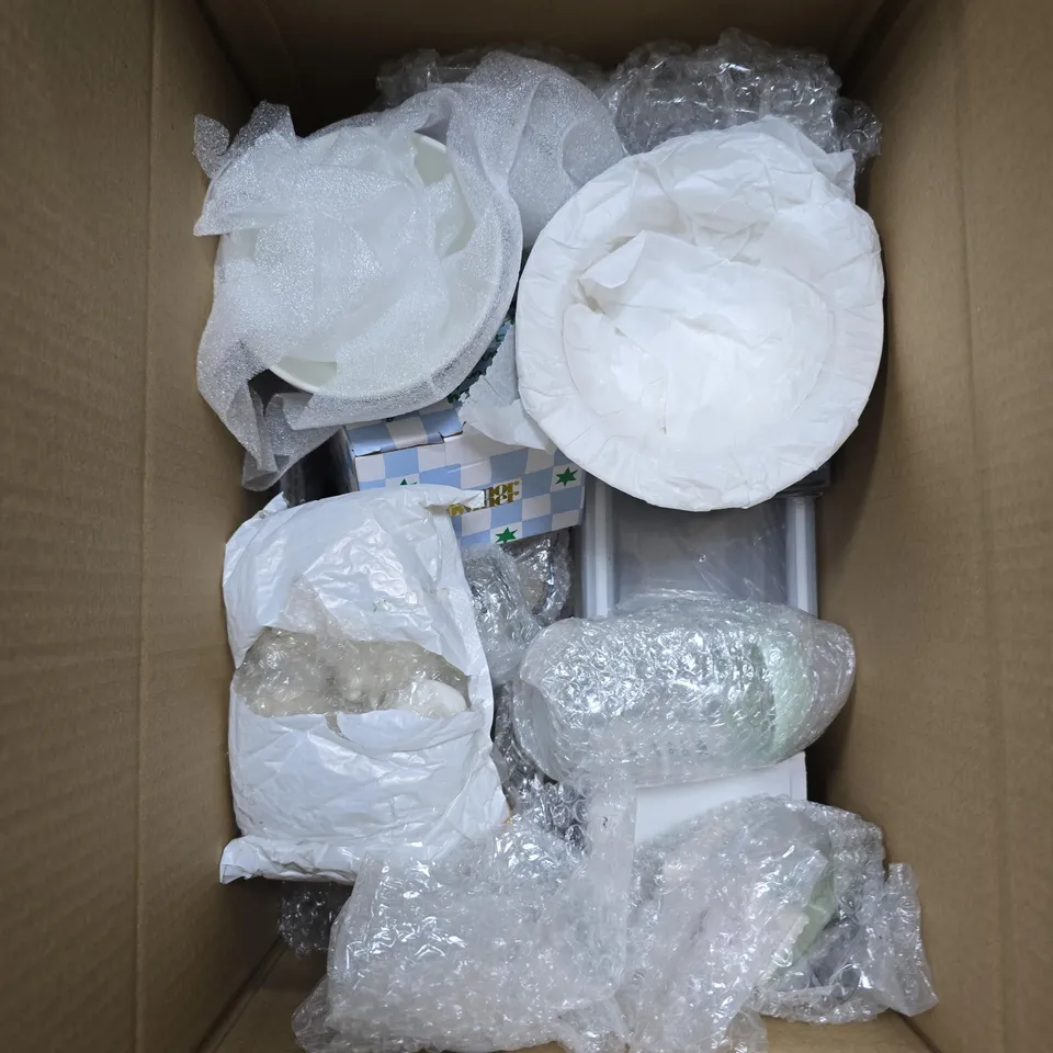 LOT OF APPROXIMATELY 15 ASSORTED POTTERY AND GLASS ITEMS TO INCLUDE A CERAMIC COTTAGE, BOWLS AND SLATE MUG COASTERS