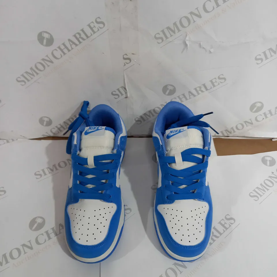 UNBIXED PAIR OF NIKE BLUE DUNKS SIZE 5.5