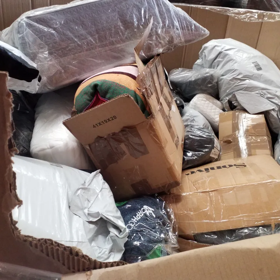 PALLET CONTAINING ASSORTED CUSHIONING & PILLOWS
