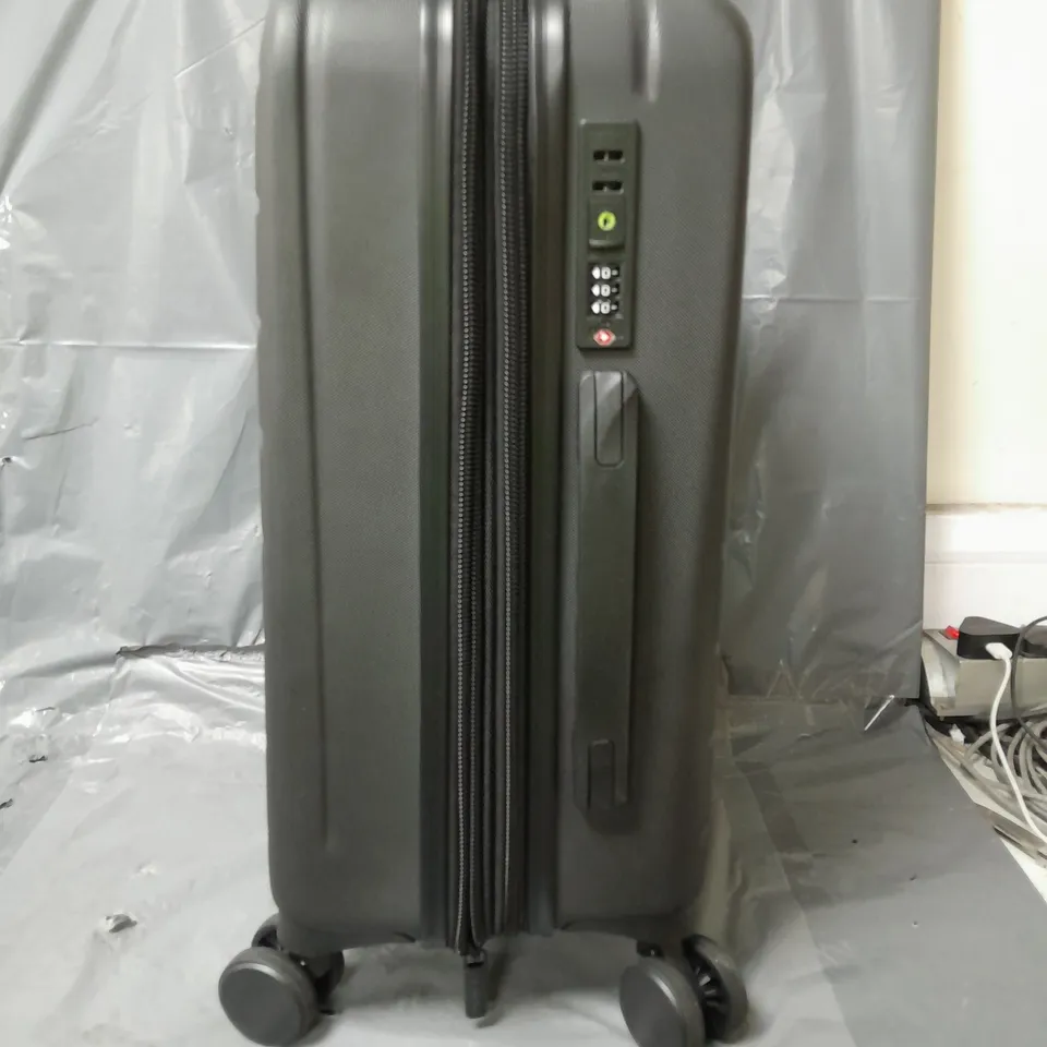 IT HIGH IMPACT WHEELED SUITCASE SMALL - BLACK - COLLECTION ONLY 