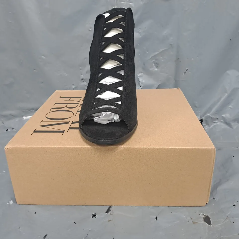 BOXED PAIR OF WHERE'S THAT FROM PEEP TOE LOW BLOCK HEEL SHOES IN BLACK SIZE UK 8