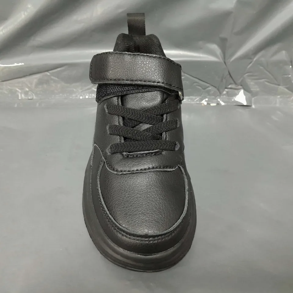 BOXED PAIR OF DESIGNER KIDS SHOES IN BLACK EU SIZE 27