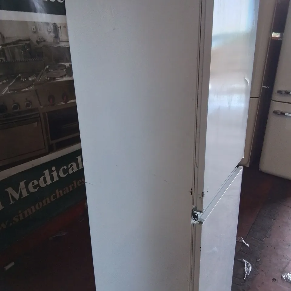 SMEG BUILT IN FRIDGE FREEZER - UKC8174NF