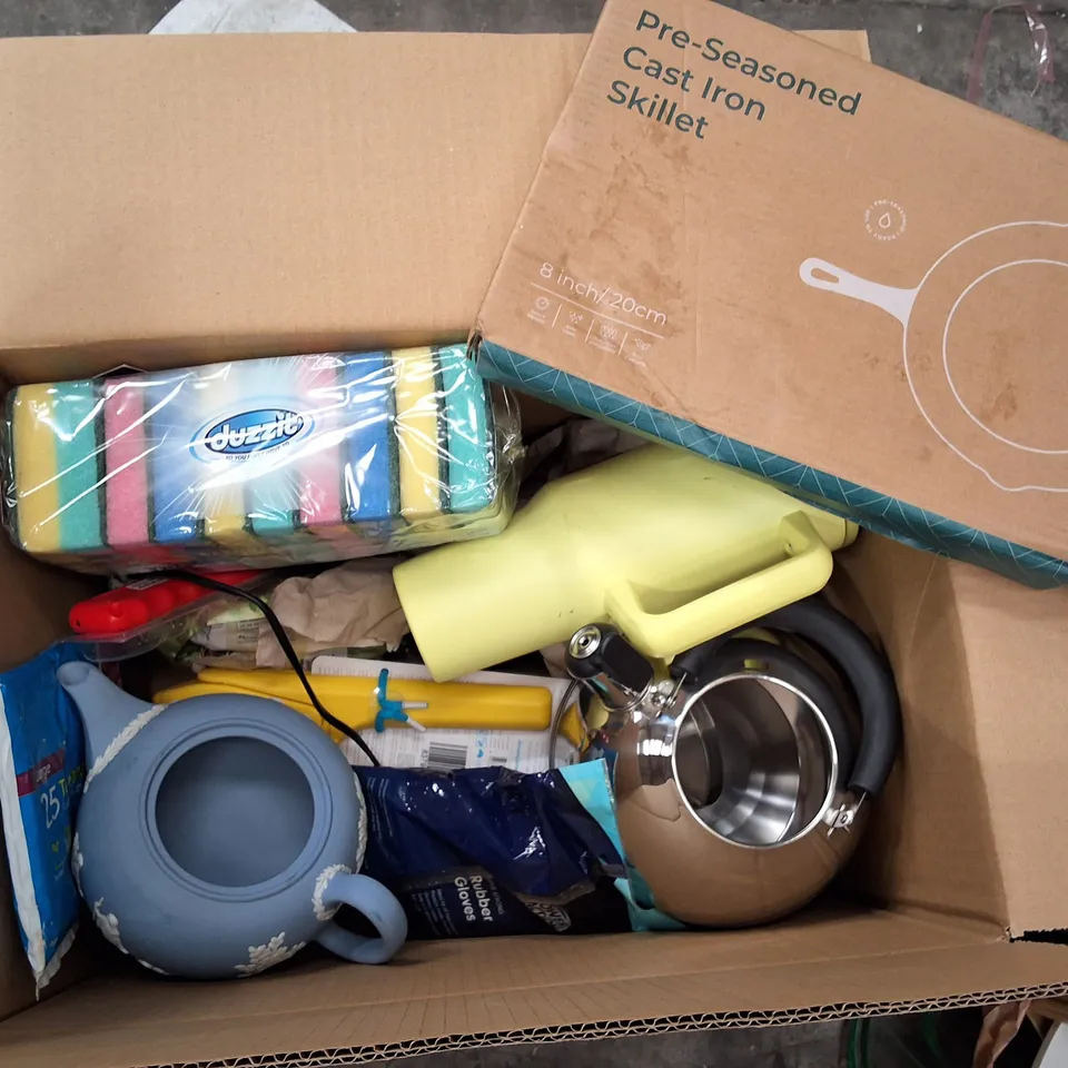 BOX CONTAINING ASSORTED KITCHEN & HOUSEHOLD PRODUCTS INCLUDING KETTLE, DUZZIT SPONGES & RUBBER GLOVES