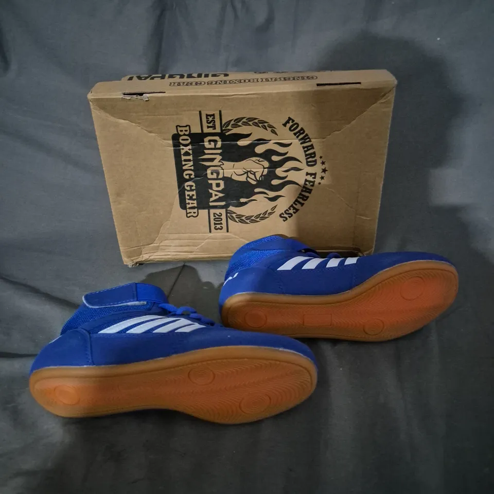 BOXED PAIR OF GINGPAI BOXING SHOES - NAVY UK 3.5