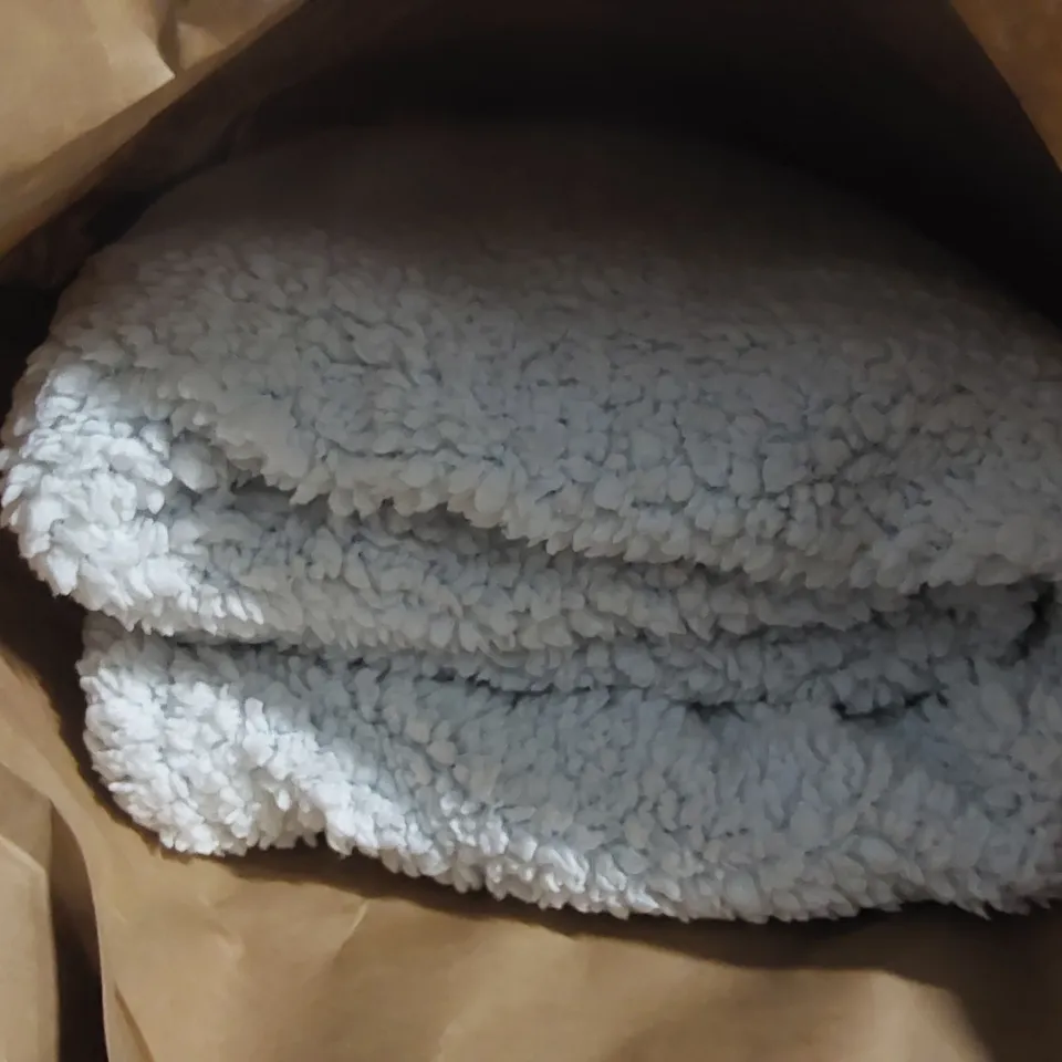 BAGGED SHERPA THROW