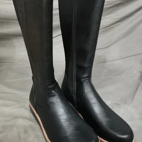 PAIR OF SHOES BY EMMA BLACK BOOTS - 8